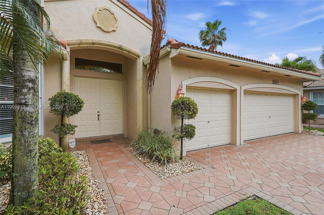 Vendido Recientemente: $950,000 (4 camas, 3 baños, 2525 Pies cuadrados)