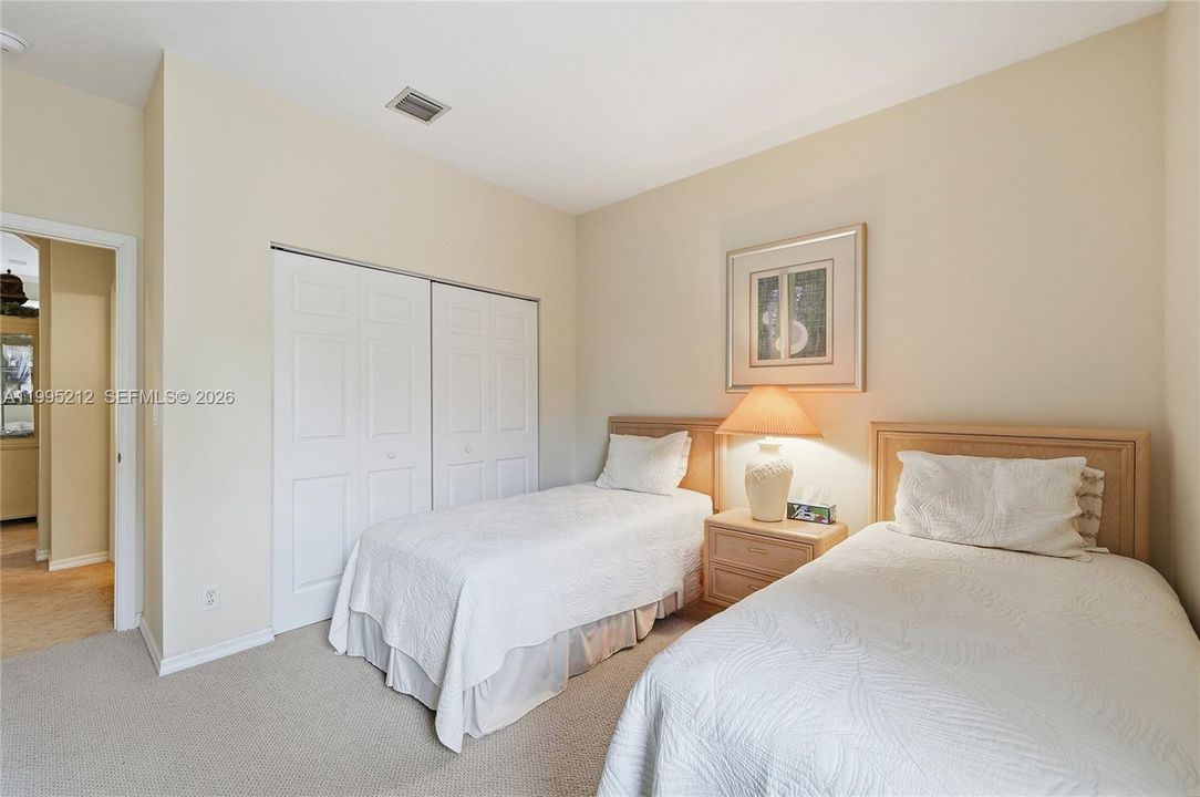 Vendido Recientemente: $950,000 (4 camas, 3 baños, 2525 Pies cuadrados)
