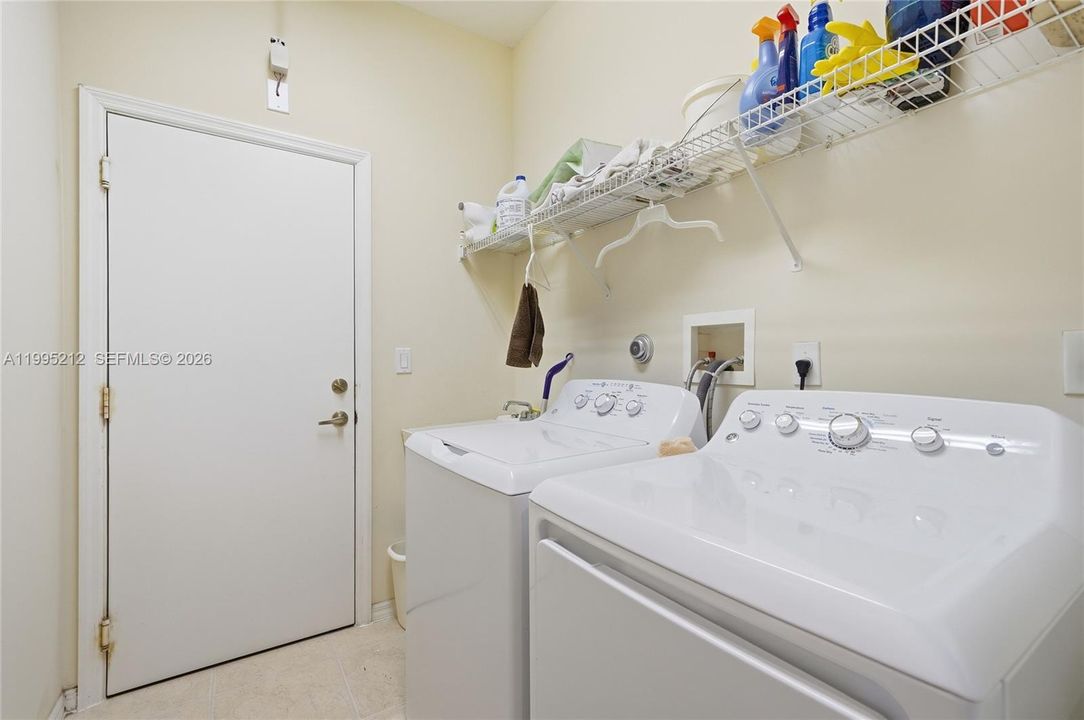 Vendido Recientemente: $950,000 (4 camas, 3 baños, 2525 Pies cuadrados)