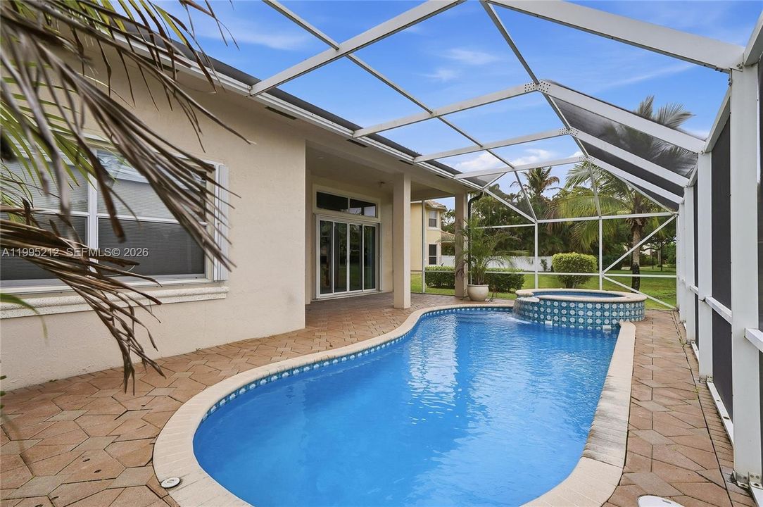 Vendido Recientemente: $950,000 (4 camas, 3 baños, 2525 Pies cuadrados)