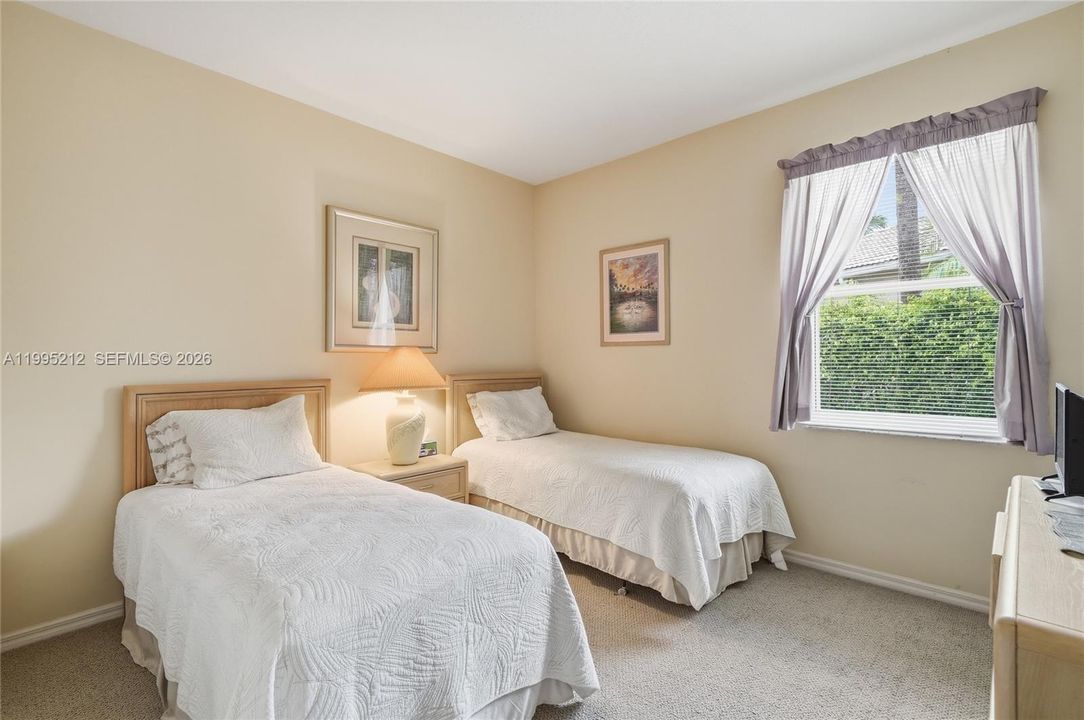 Vendido Recientemente: $950,000 (4 camas, 3 baños, 2525 Pies cuadrados)