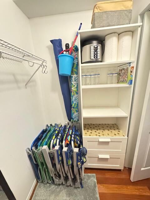 Prado 522 closet 1