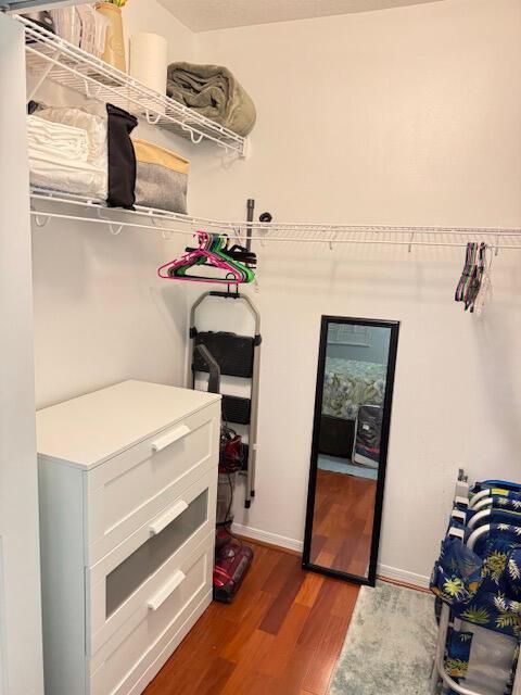 Prado 522 closet 3