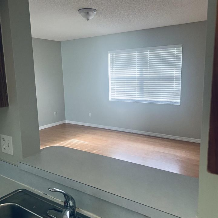 DOROTHY KITHEN LOOKING TO FAMILY RM