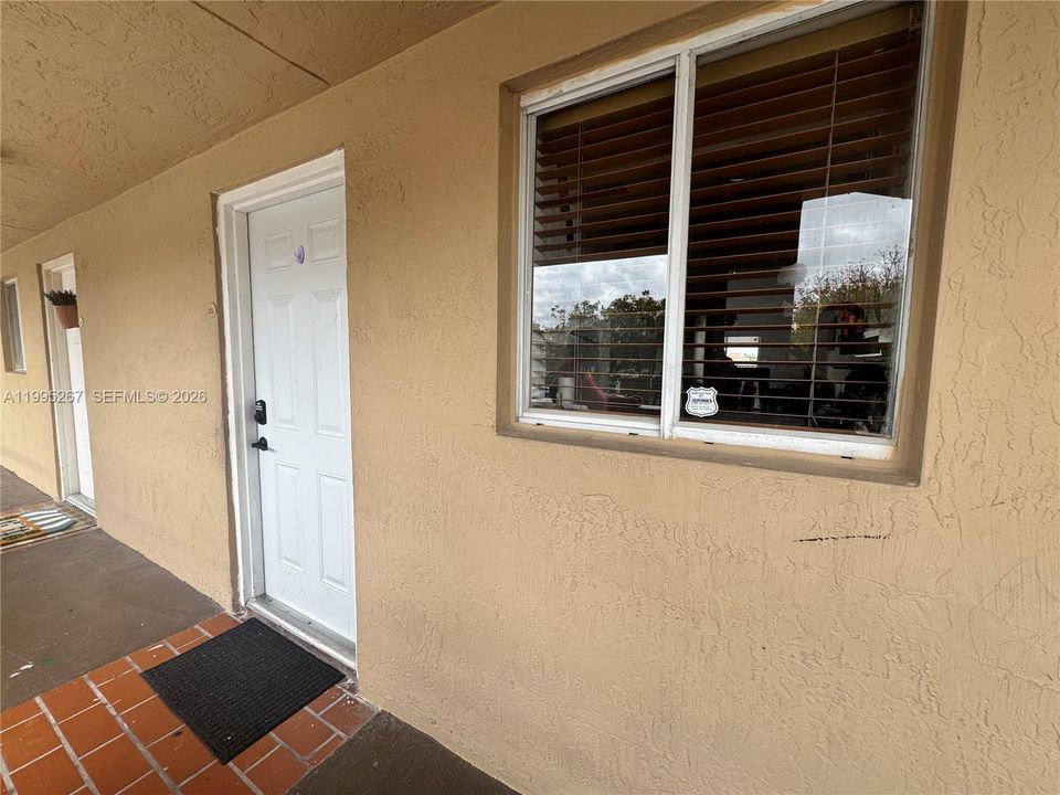 For Sale: $290,000 (2 beds, 1 baths, 971 Square Feet)