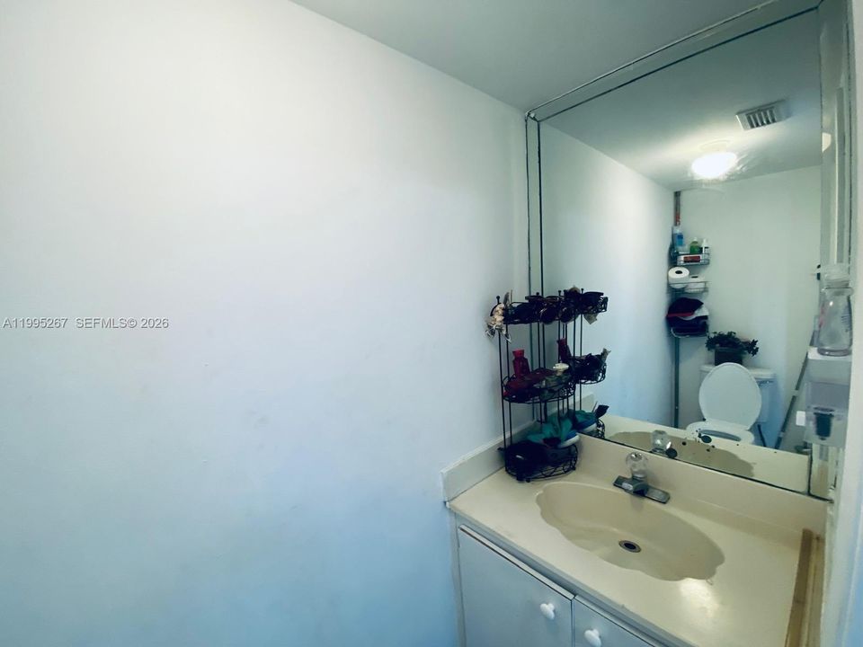 For Sale: $290,000 (2 beds, 1 baths, 971 Square Feet)