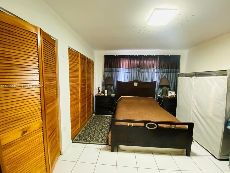 For Sale: $290,000 (2 beds, 1 baths, 971 Square Feet)