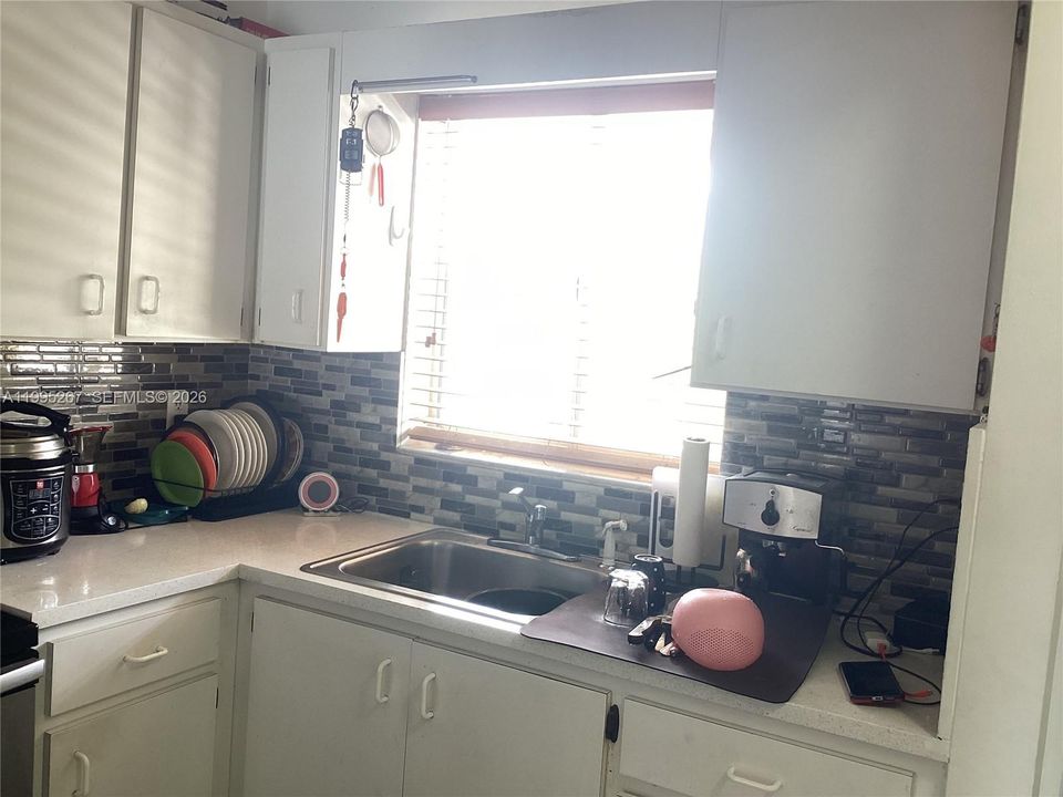 For Sale: $290,000 (2 beds, 1 baths, 971 Square Feet)
