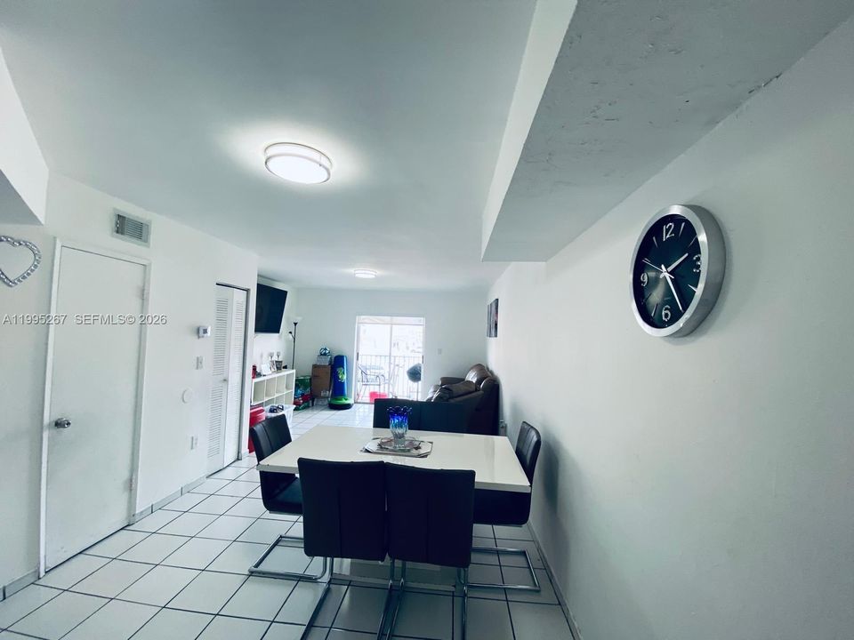 For Sale: $290,000 (2 beds, 1 baths, 971 Square Feet)