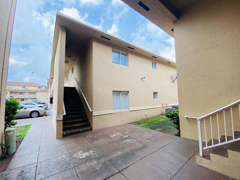 For Sale: $290,000 (2 beds, 1 baths, 971 Square Feet)