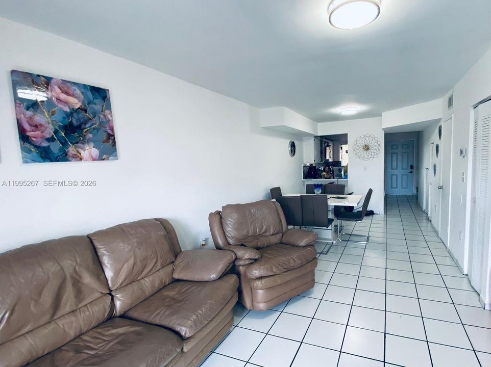 For Sale: $290,000 (2 beds, 1 baths, 971 Square Feet)