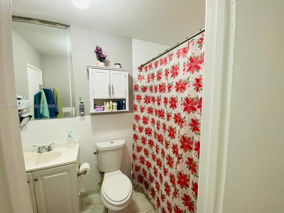For Sale: $290,000 (2 beds, 1 baths, 971 Square Feet)