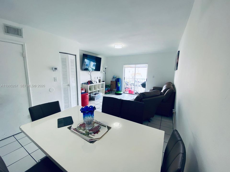 For Sale: $290,000 (2 beds, 1 baths, 971 Square Feet)