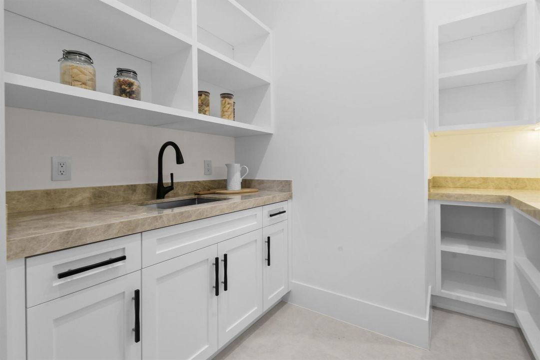 2408AzureCircle-Pantry(2)