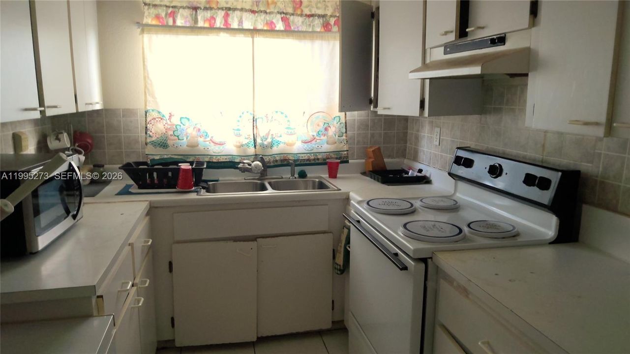 На продажу: $399,900 (4 спален, 2 ванн, 1250 Квадратных фут)