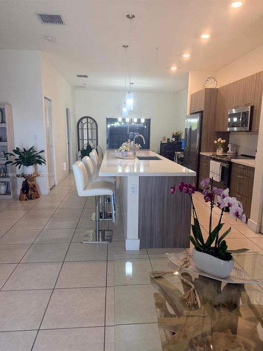 For Sale: $455,000 (2 beds, 2 baths, 1135 Square Feet)