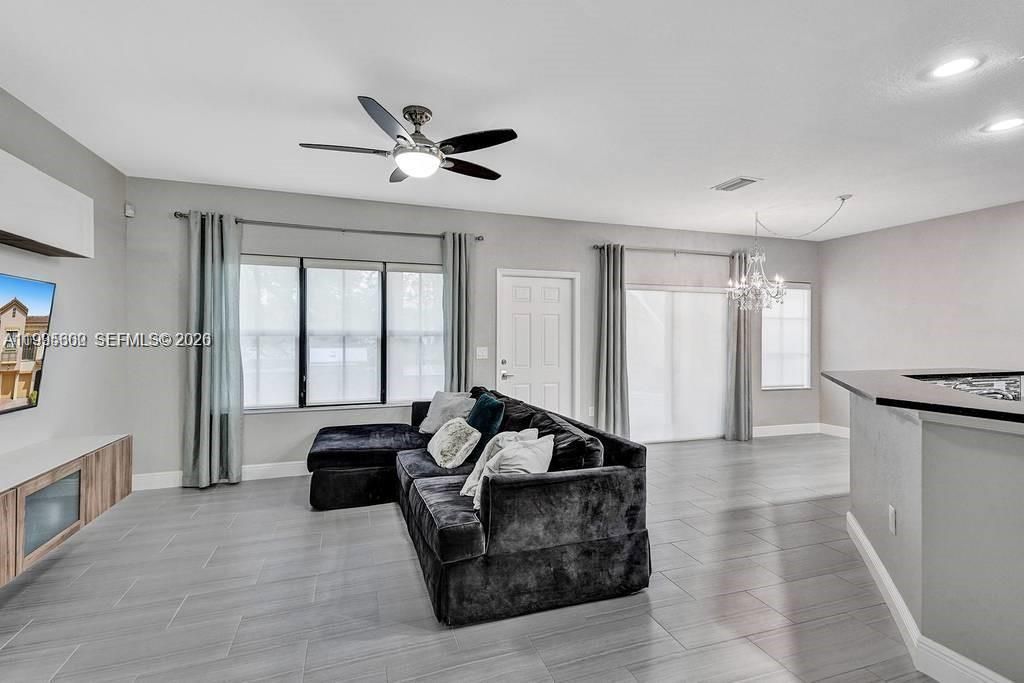 Activo con contrato: $475,000 (3 camas, 2 baños, 1935 Pies cuadrados)