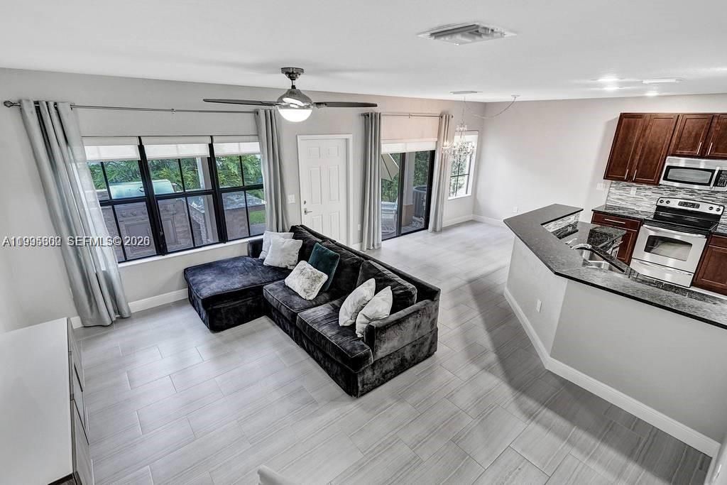 Activo con contrato: $475,000 (3 camas, 2 baños, 1935 Pies cuadrados)