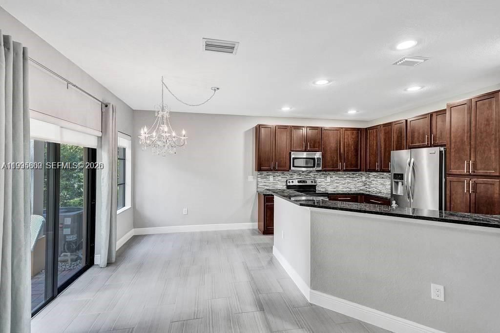 Activo con contrato: $475,000 (3 camas, 2 baños, 1935 Pies cuadrados)