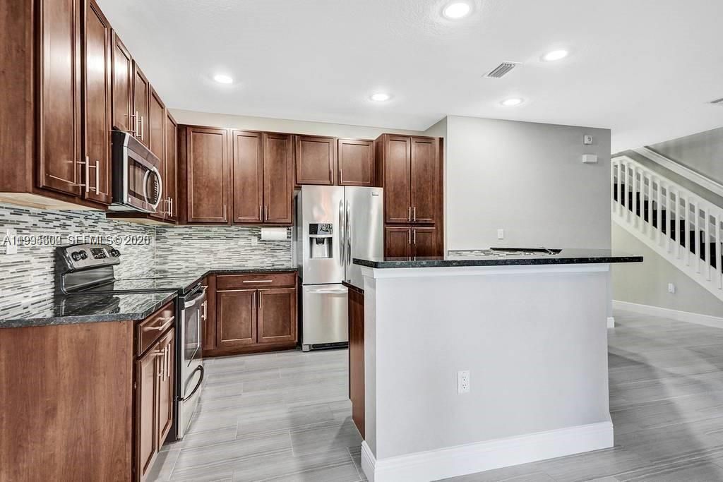 Activo con contrato: $475,000 (3 camas, 2 baños, 1935 Pies cuadrados)