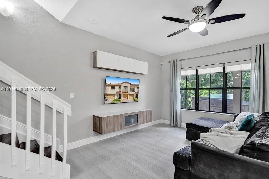 Activo con contrato: $475,000 (3 camas, 2 baños, 1935 Pies cuadrados)