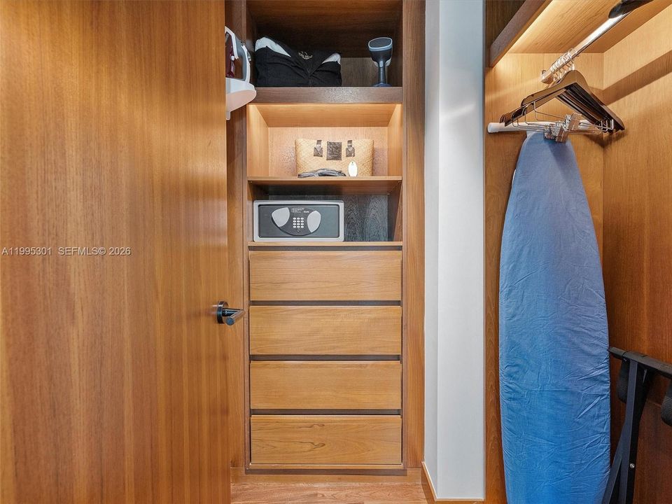 В аренду: $32,000 (2 спален, 2 ванн, 1213 Квадратных фут)