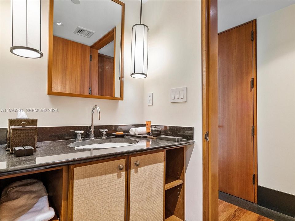 В аренду: $32,000 (2 спален, 2 ванн, 1213 Квадратных фут)