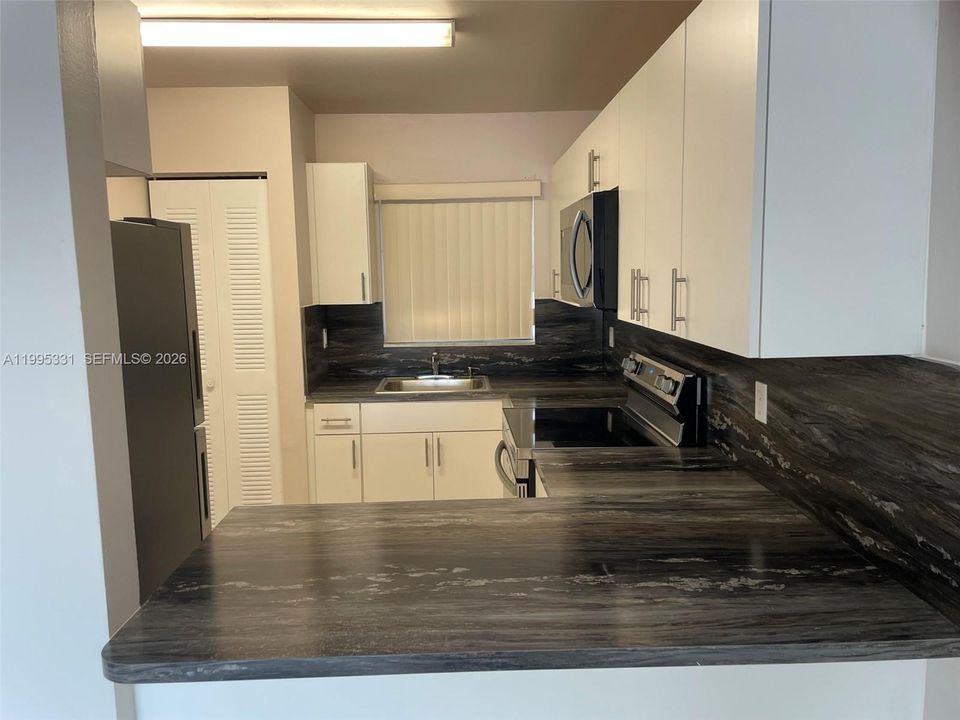 For Sale: $272,500 (2 beds, 1 baths, 954 Square Feet)