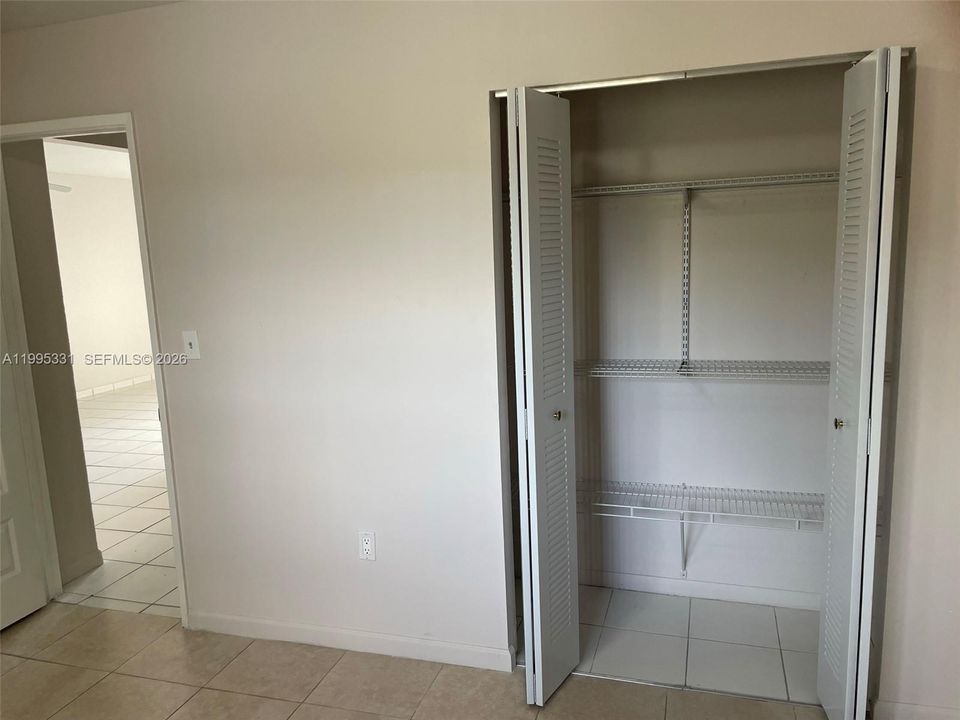 For Sale: $272,500 (2 beds, 1 baths, 954 Square Feet)