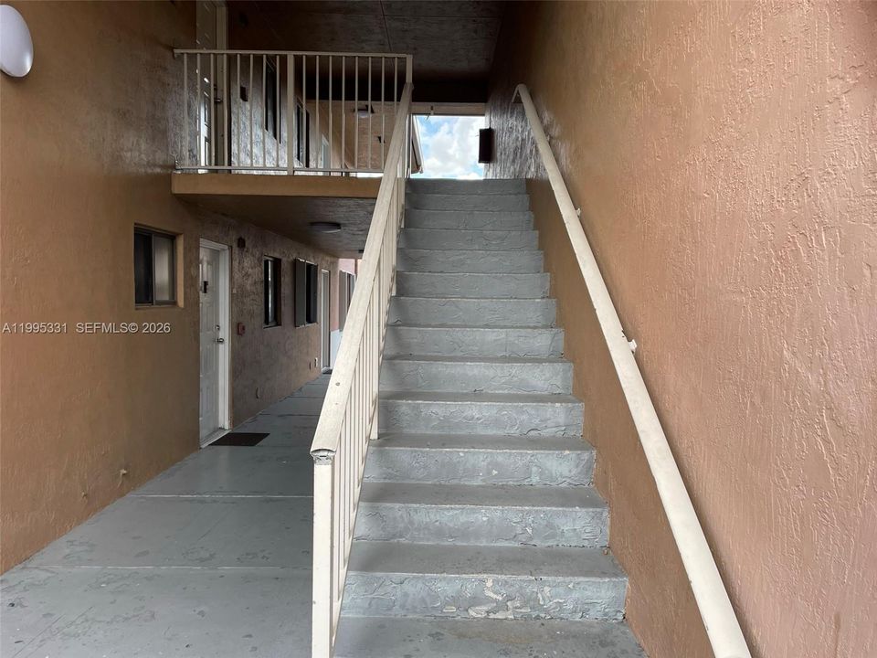 For Sale: $272,500 (2 beds, 1 baths, 954 Square Feet)