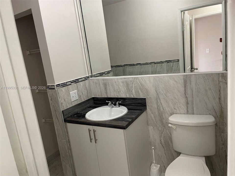 For Sale: $272,500 (2 beds, 1 baths, 954 Square Feet)