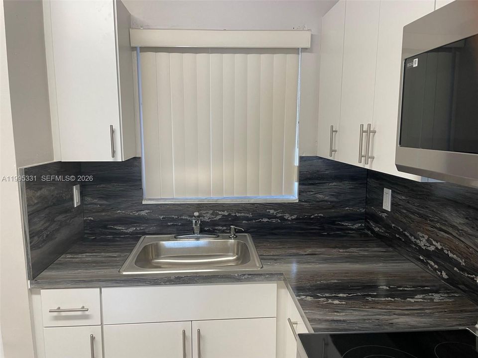 For Sale: $272,500 (2 beds, 1 baths, 954 Square Feet)