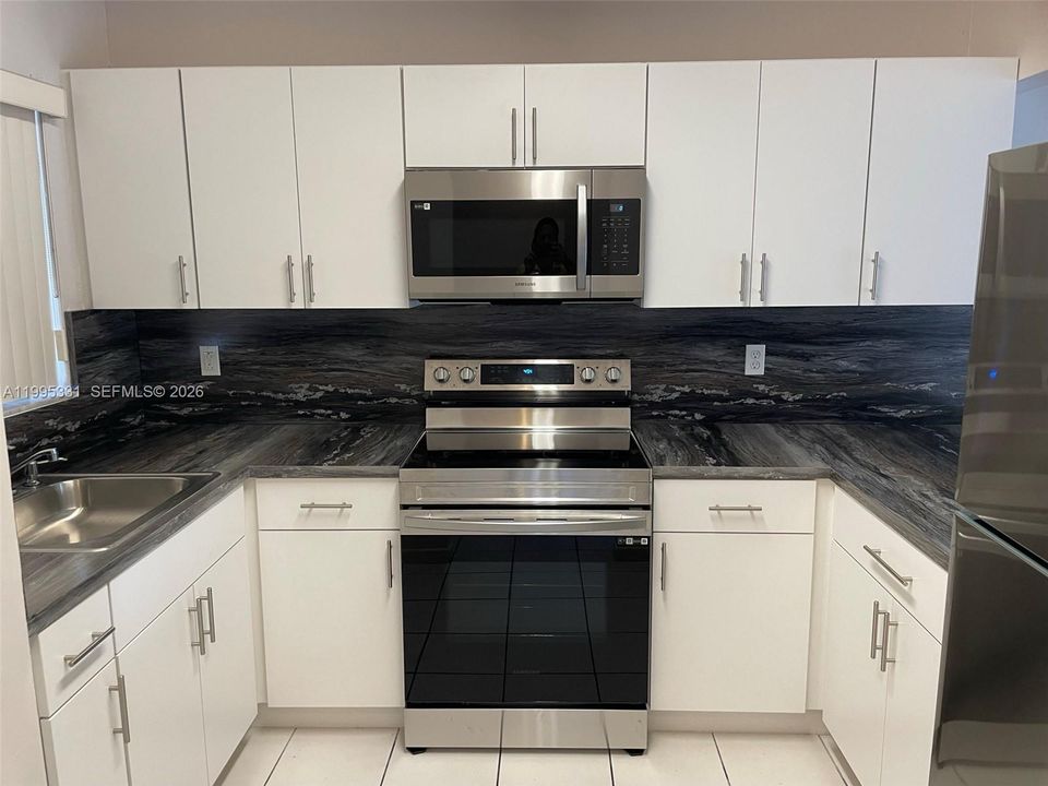 For Sale: $272,500 (2 beds, 1 baths, 954 Square Feet)