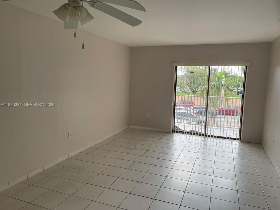 For Sale: $272,500 (2 beds, 1 baths, 954 Square Feet)