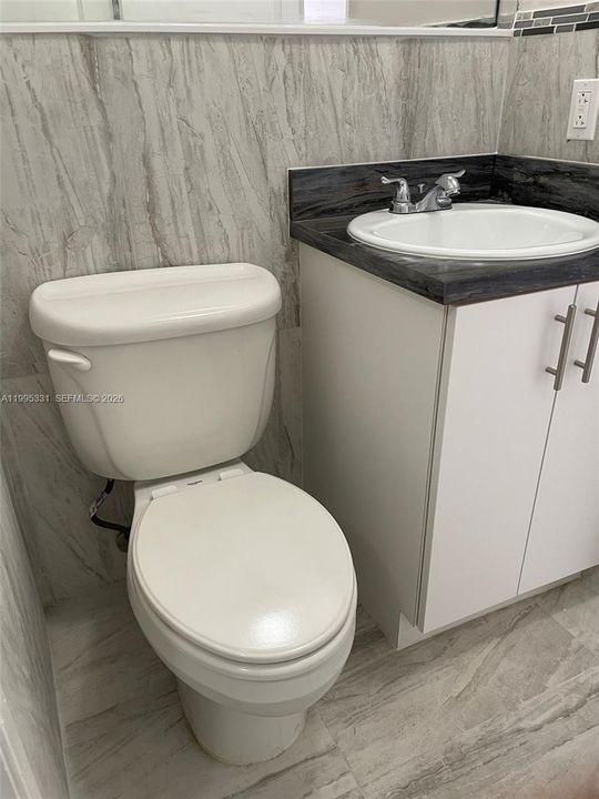 For Sale: $272,500 (2 beds, 1 baths, 954 Square Feet)