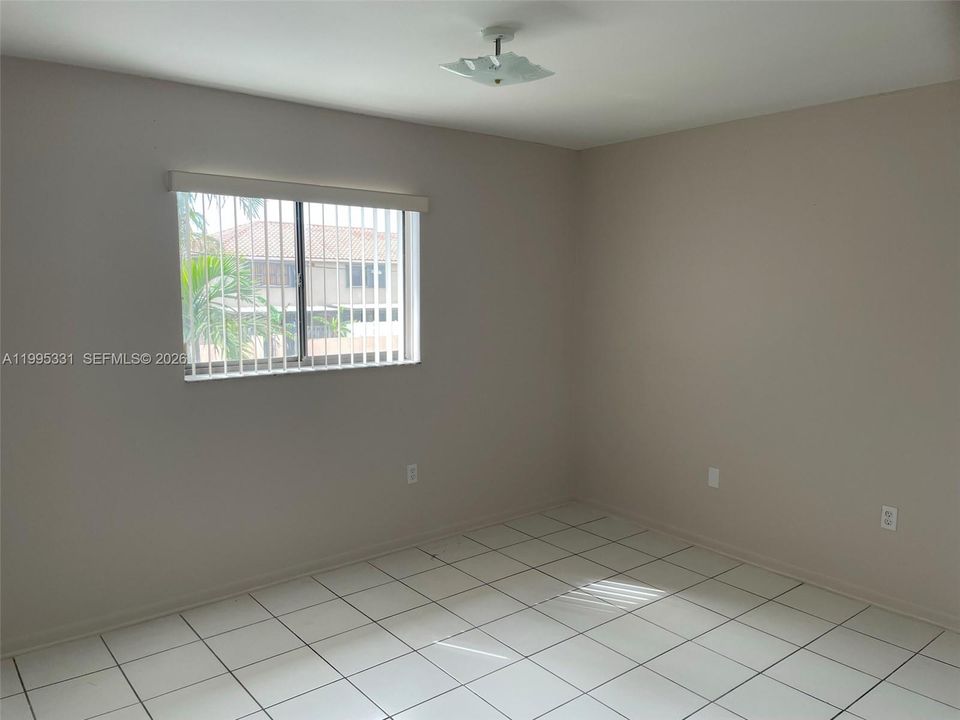 For Sale: $272,500 (2 beds, 1 baths, 954 Square Feet)