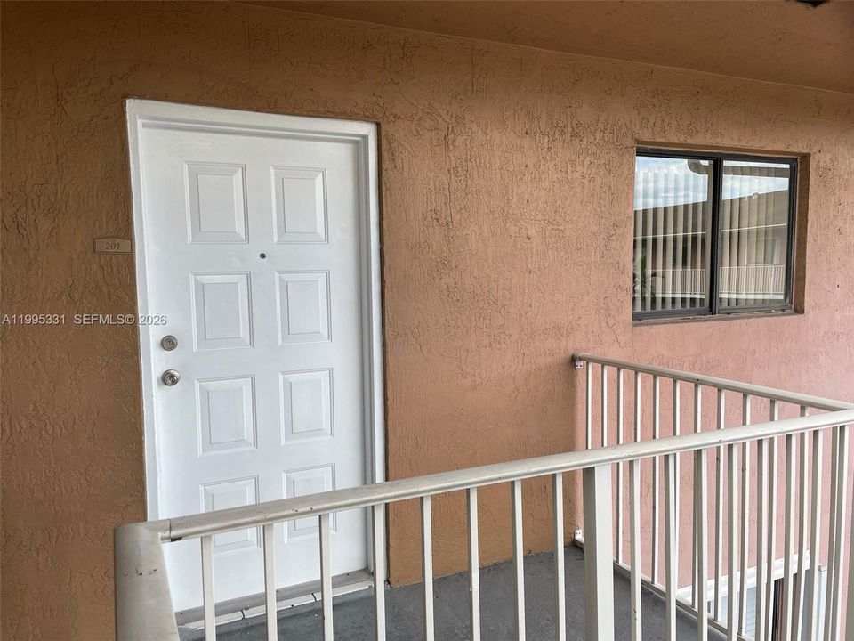 For Sale: $272,500 (2 beds, 1 baths, 954 Square Feet)