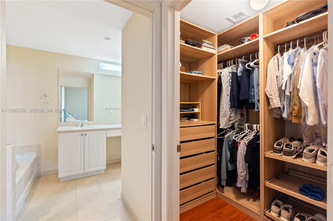 For Sale: $600,000 (2 beds, 3 baths, 1650 Square Feet)