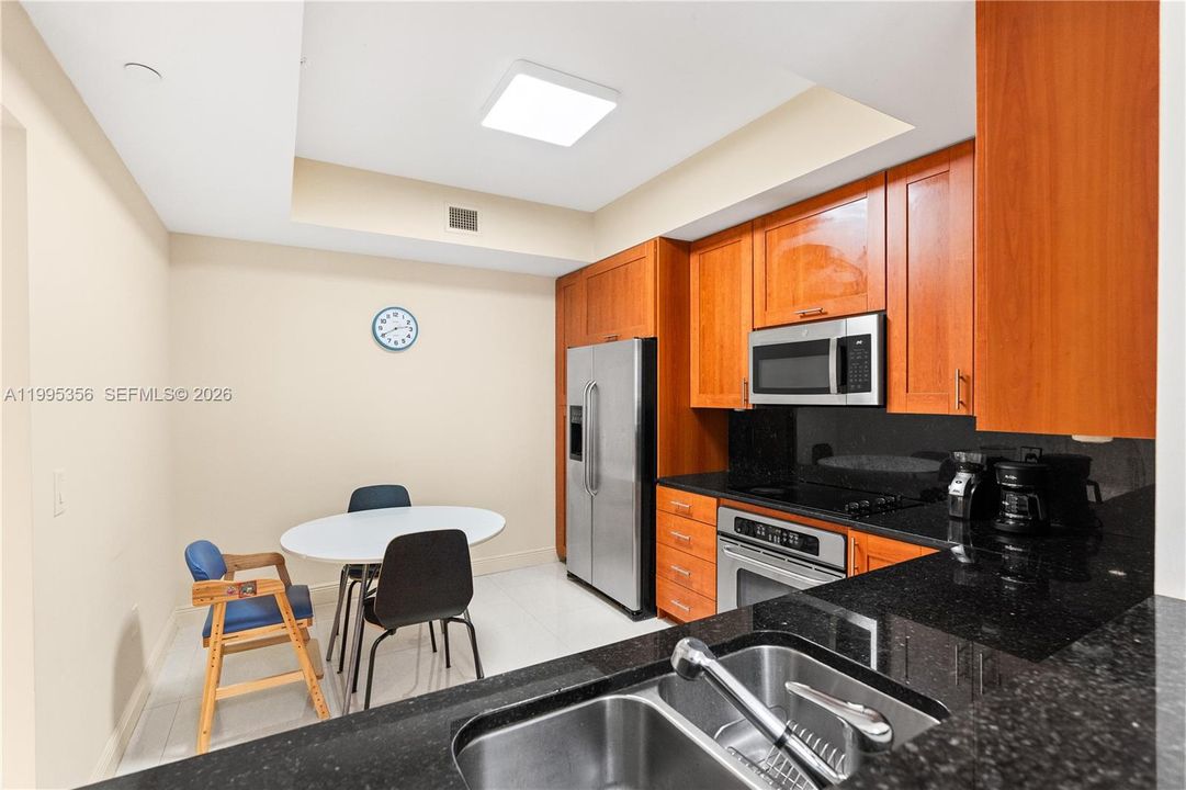For Sale: $600,000 (2 beds, 3 baths, 1650 Square Feet)