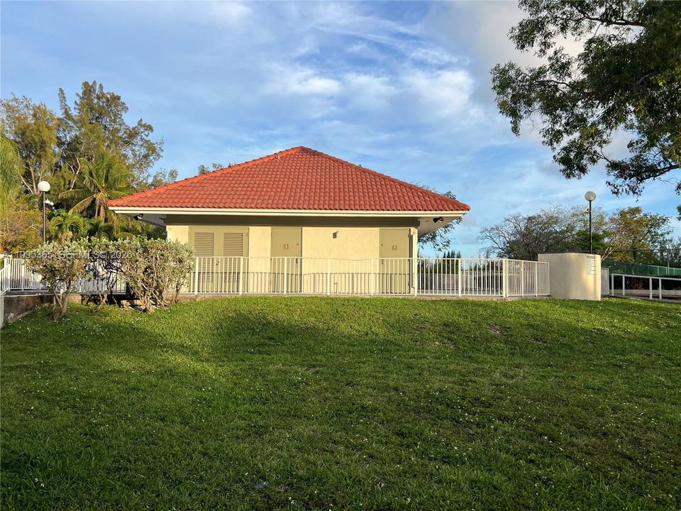 Active With Contract: $1,600 (1 beds, 1 baths, 760 Square Feet)