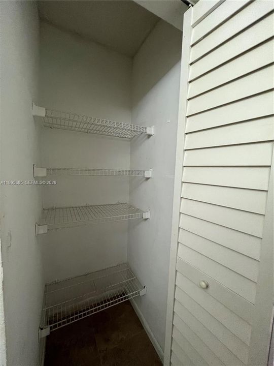 Active With Contract: $1,600 (1 beds, 1 baths, 760 Square Feet)