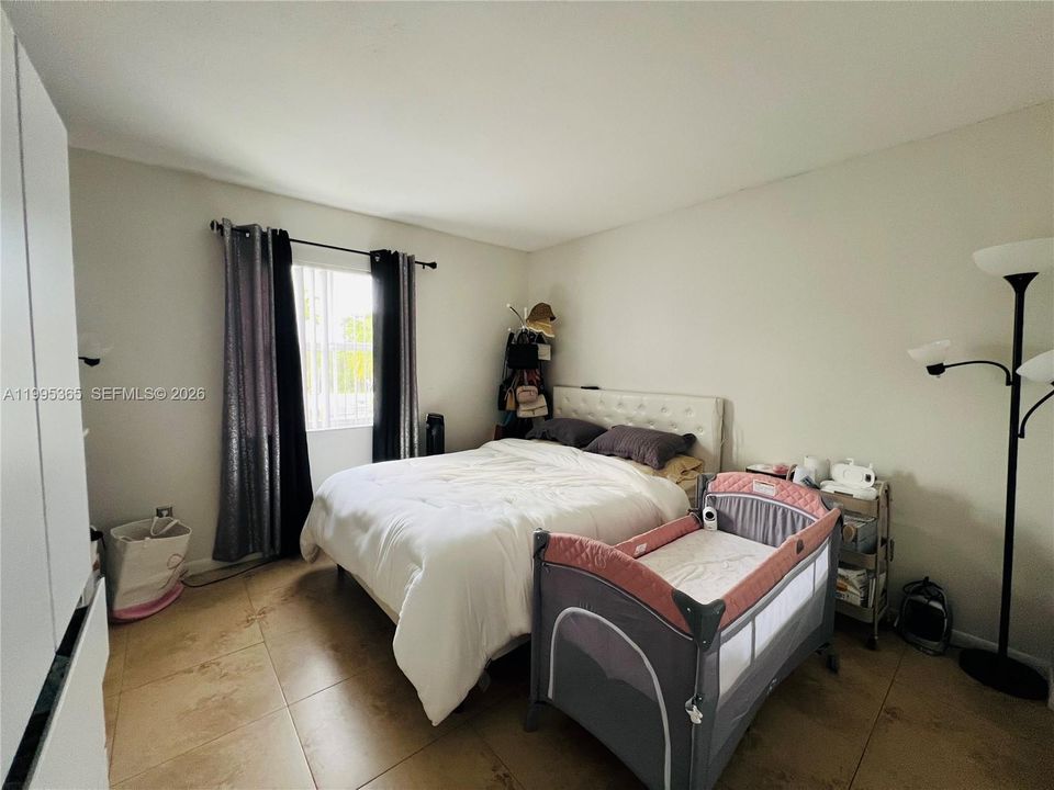 Active With Contract: $1,600 (1 beds, 1 baths, 760 Square Feet)