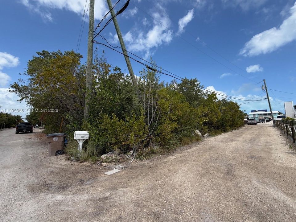 На продажу: $375,000 (0.28 acres)