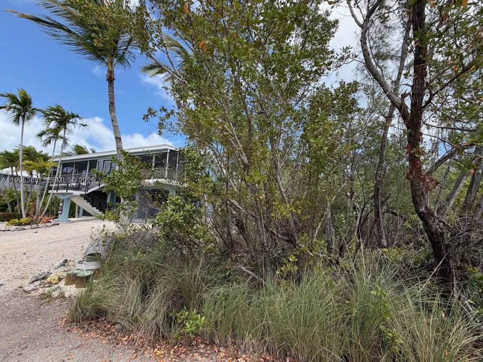 На продажу: $375,000 (0.28 acres)