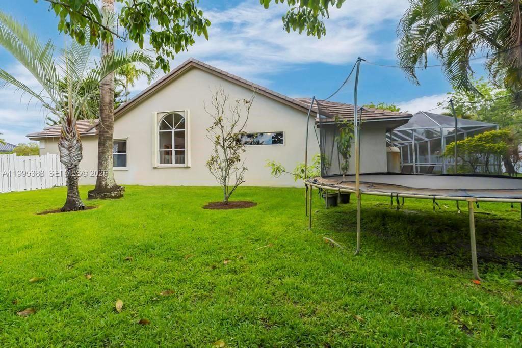 Недавно продано: $915,000 (4 спален, 2 ванн, 2810 Квадратных фут)