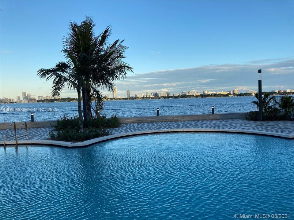 For Sale: $294,000 (1 beds, 1 baths, 825 Square Feet)