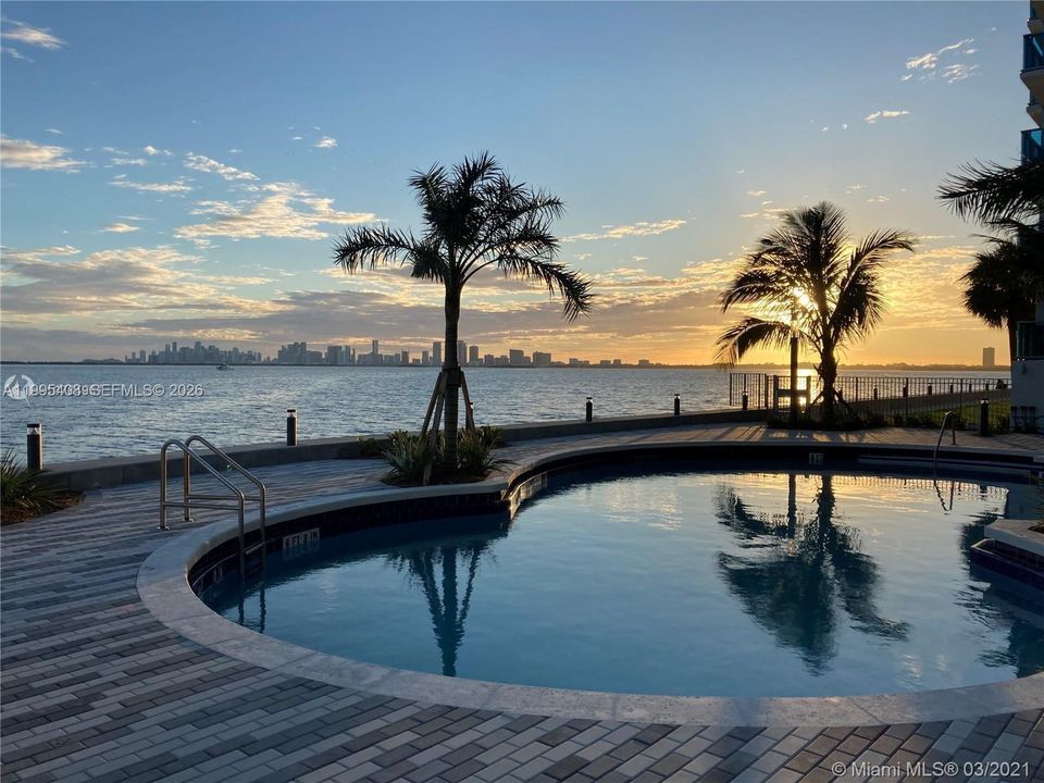 For Sale: $294,000 (1 beds, 1 baths, 825 Square Feet)