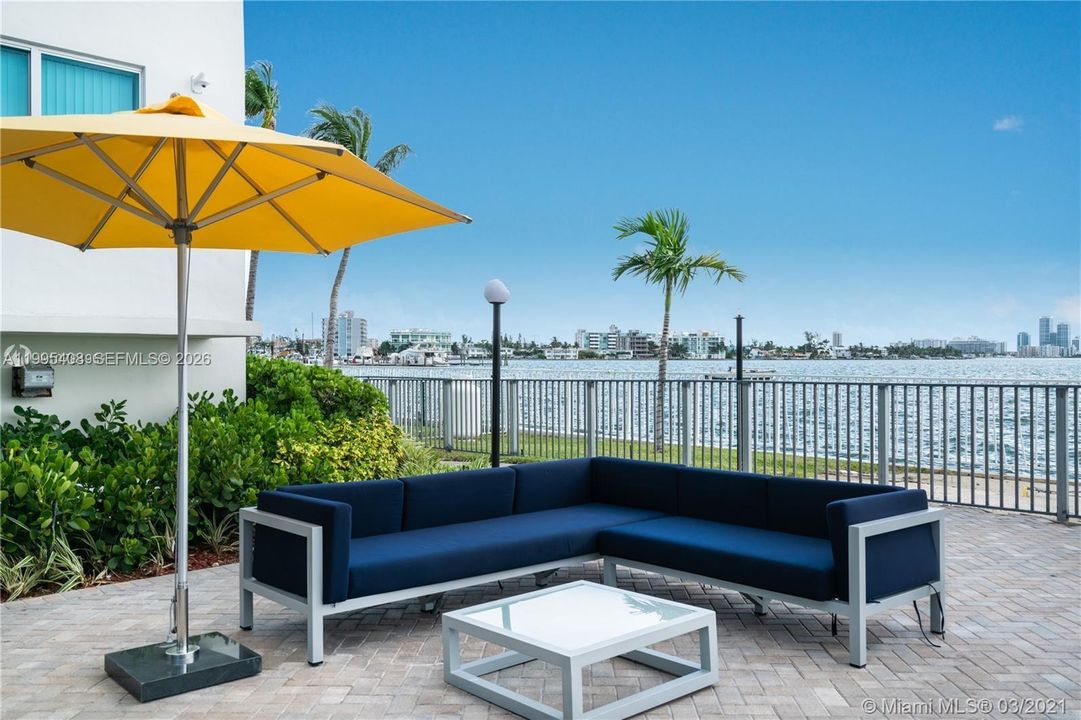For Sale: $294,000 (1 beds, 1 baths, 825 Square Feet)
