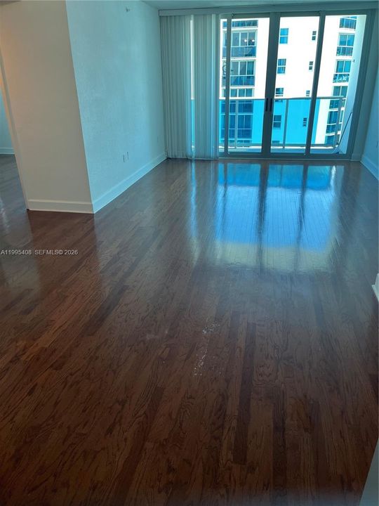 For Sale: $294,000 (1 beds, 1 baths, 825 Square Feet)