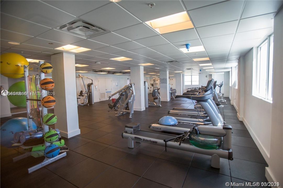 For Sale: $294,000 (1 beds, 1 baths, 825 Square Feet)